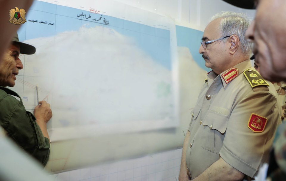 المشير حفتر يتابع سير العمليات العسكرية  في طرابلس