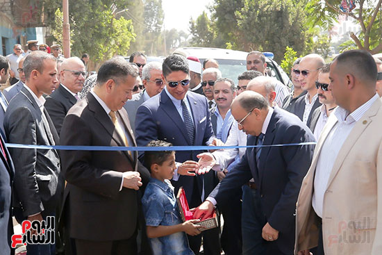 رجل الأعمال أحمد أبو هشيمة خلال افتتاح أعمال تطوير قرية تزمنت الغربية (24)