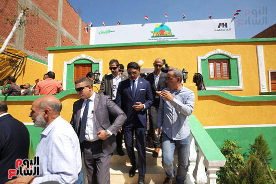 رجل الأعمال أحمد أبو هشيمة خلال افتتاح أعمال تطوير قرية تزمنت الغربية (31)