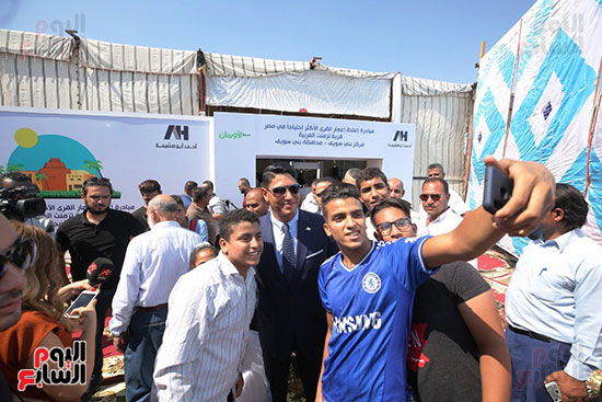 رجل الأعمال أحمد أبو هشيمة خلال افتتاح أعمال تطوير قرية تزمنت الغربية (32)