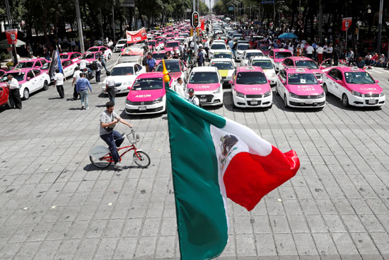 علم المكسيك يرفرف وسط الاحتجاجات