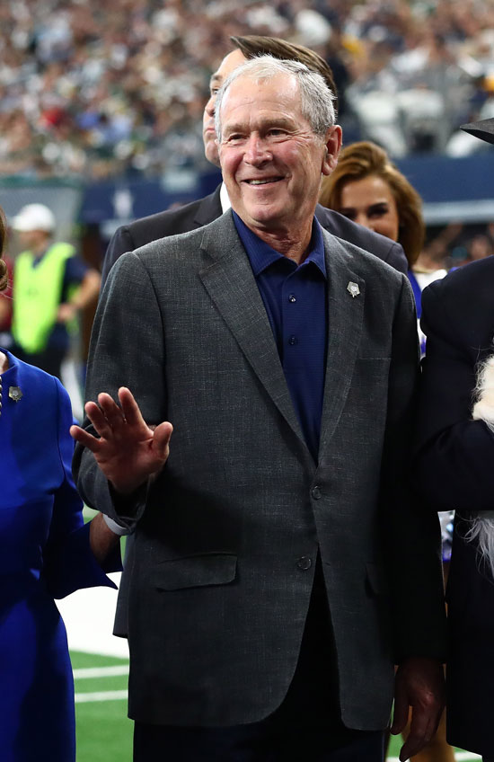 جورج بوش داخل الملعب