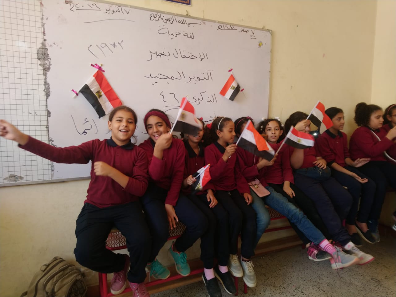التلاميذ يرفعون علم مصر فى ذكرى النصر