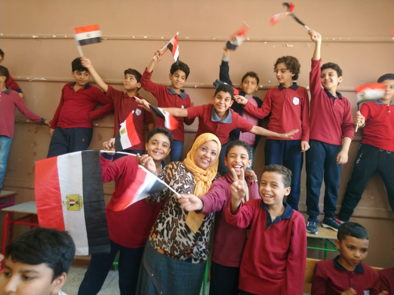 معلمة تشارك التلاميذ احتفالهم بذكرى النصر