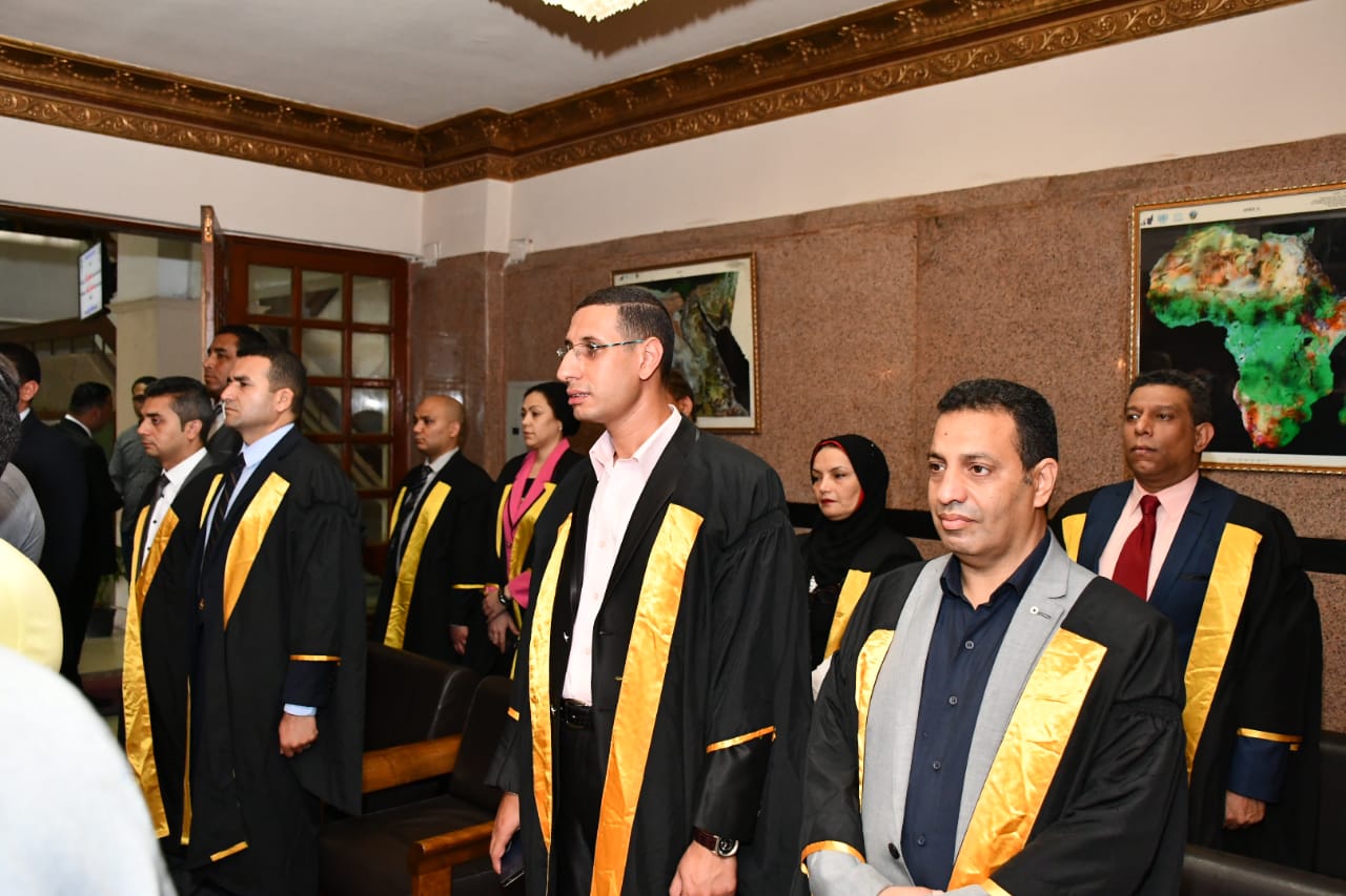 جامعة القاهرة تحتفل بتخريج أول دفعة للدبلوم البيئي بجامعة القاهرة (1)