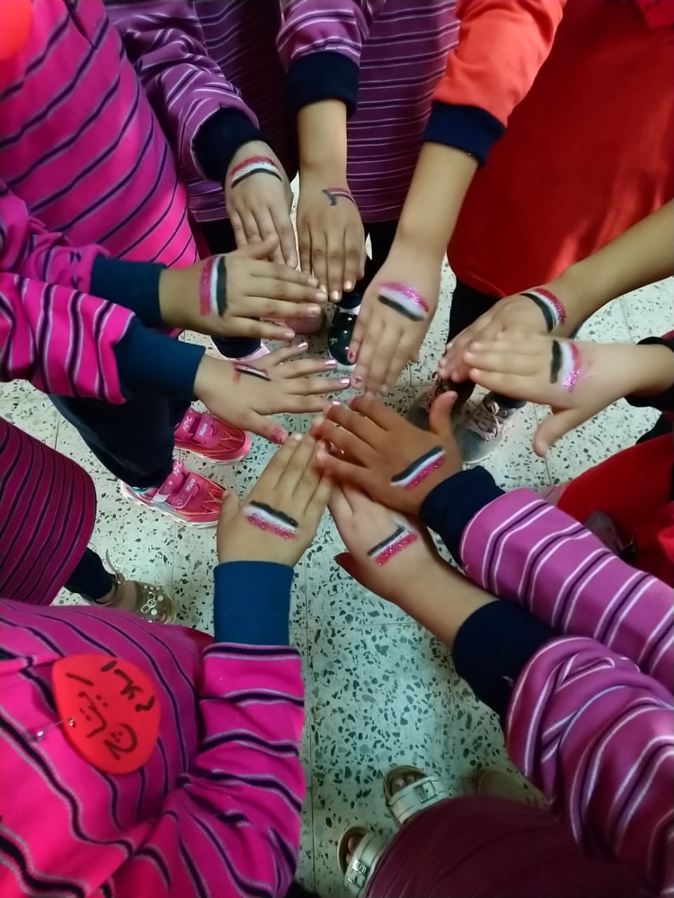 الأطفال يرسمون علم مصر على أيديهم