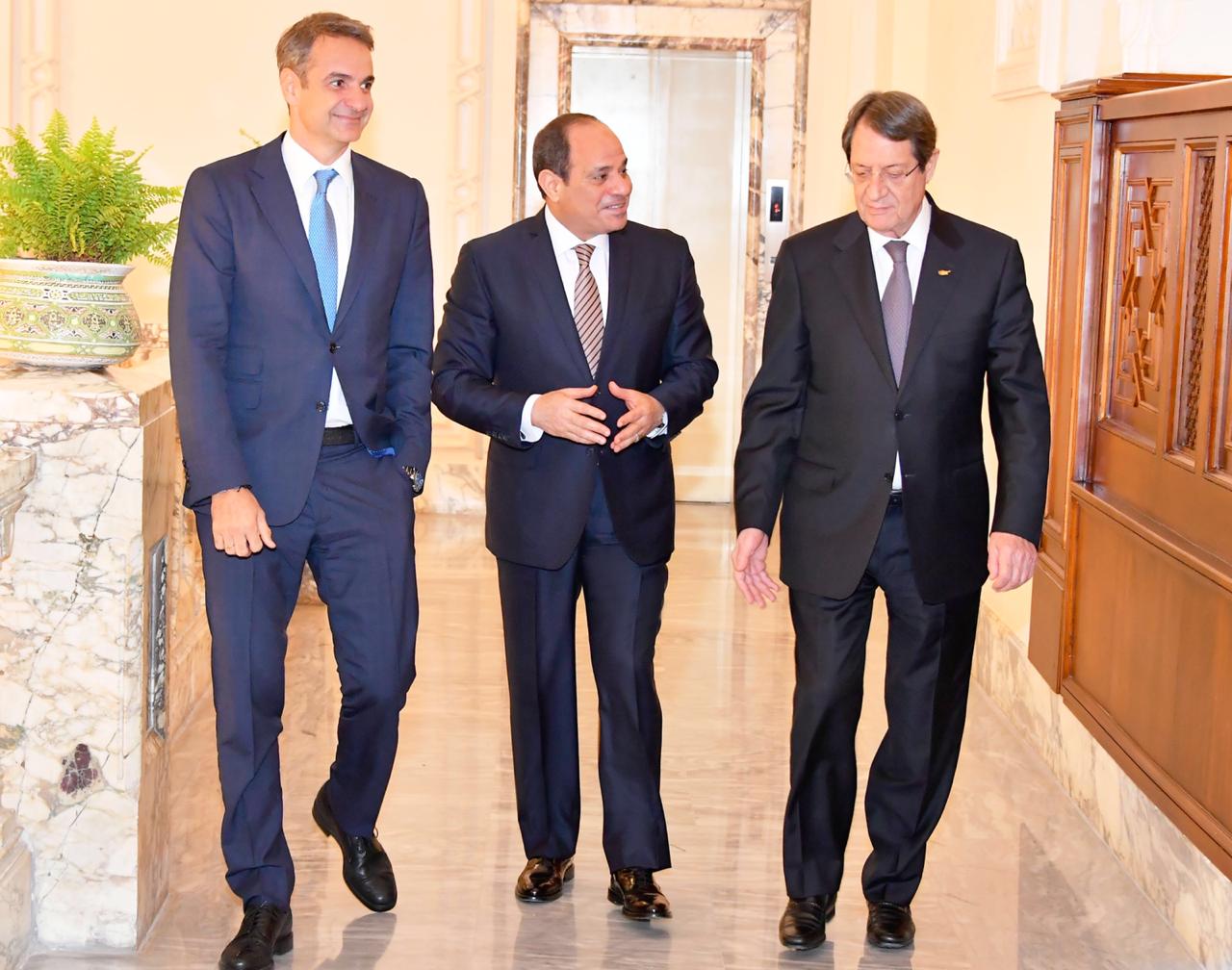 الرئيس السيسي يتوسط كيرياكوس ميتسوتاكيس رئيس وزراء اليونان وونيكوس أناستاسيازيس رئيس جمهورية قبرص