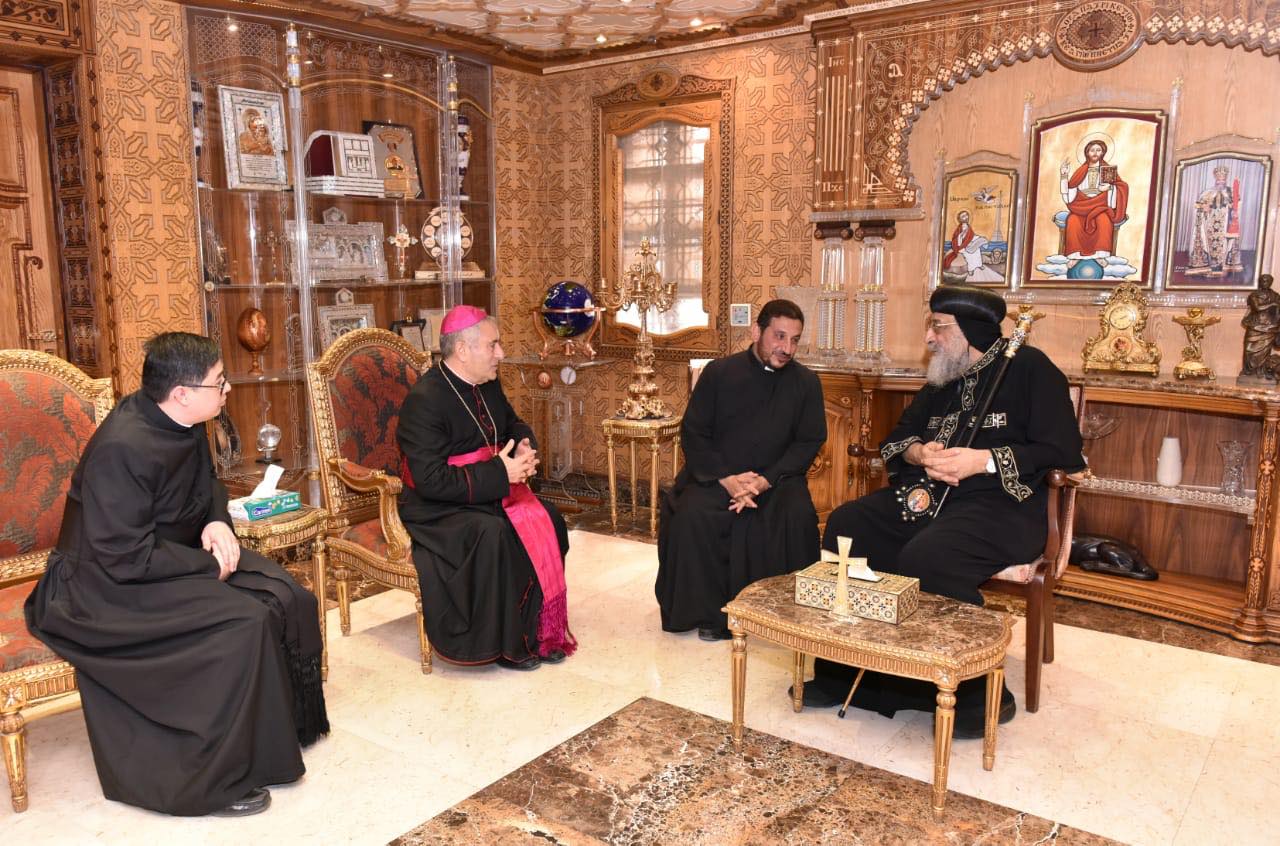 لقاء قداسة البابا وسفير الفاتيكان بمصر (2)
