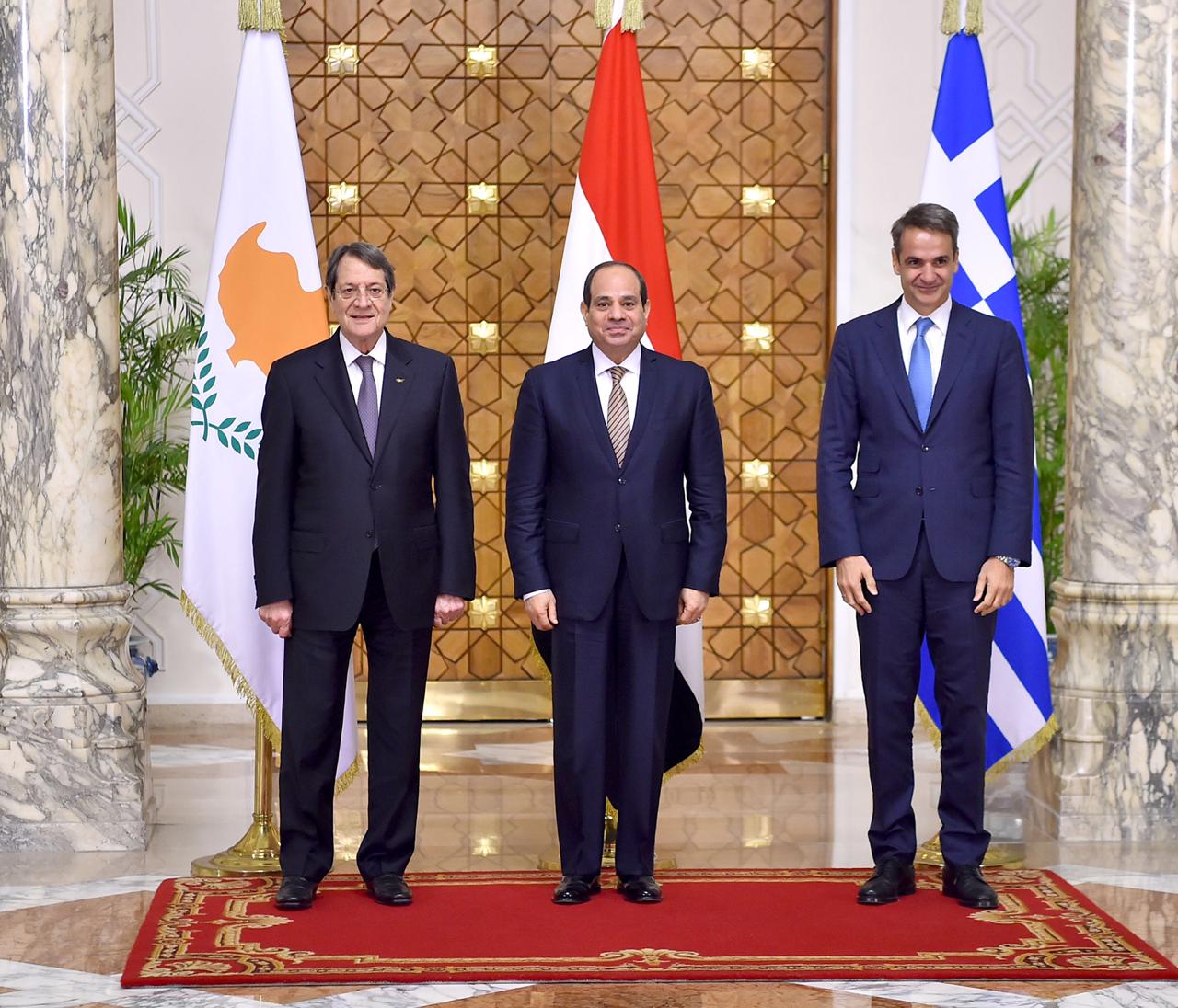 الرئيس السيسي يتوسط رئيس وزراء اليونان ورئيس قبرص