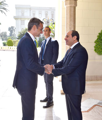 الرئيس عبد الفتاح السيسى يستقبل كرياكوس ميتسوتاكيس رئيس وزراء اليونان (1)