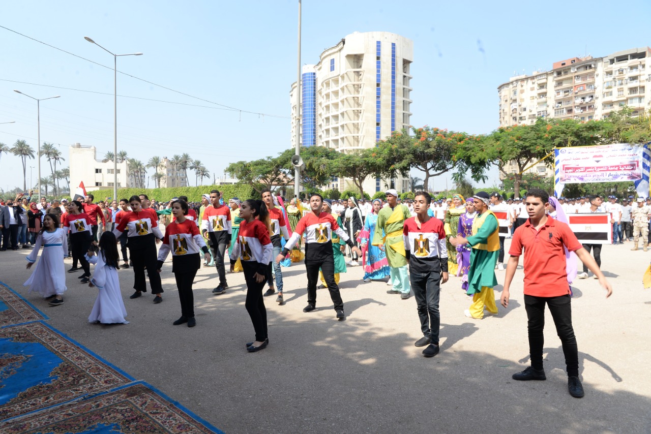 طلاب التربية العسكرية بجامعة المنصورة يقدمون عرضا احتفالا بانتصار أكتوبر (2)