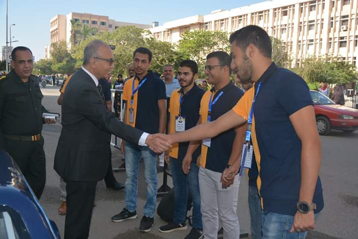 رئيس جامعة الزقازيق مع الطلاب
