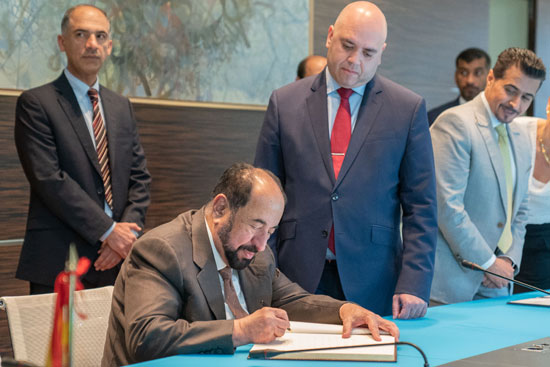 حاكم الشارقة یزور البیت العربي  ویشھد اتفاقیة تعاون مع ھیئة الشارقة للكتاب   (4)