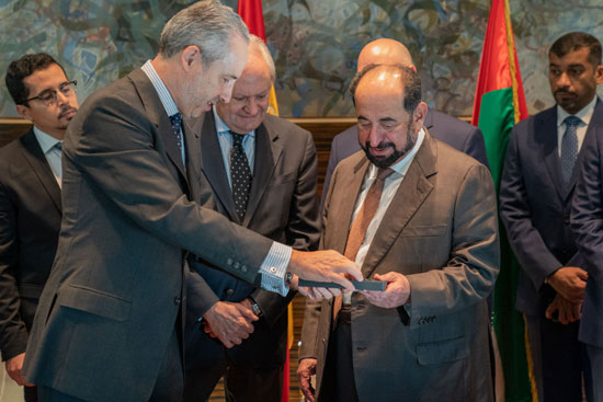 حاكم الشارقة یزور البیت العربي  ویشھد اتفاقیة تعاون مع ھیئة الشارقة للكتاب   (6)