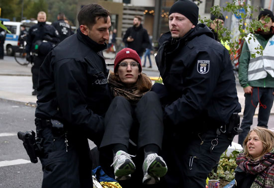 ضباط-الشرطة-يحملون-متظاهرا