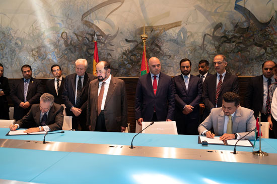 حاكم الشارقة یزور البیت العربي  ویشھد اتفاقیة تعاون مع ھیئة الشارقة للكتاب   (5)