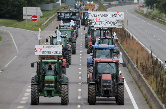 المزارعون-يغلقون-طريق-سريع