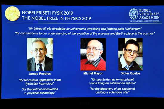 شاشة-تعرض-صور-الحائزين-على-جائزة-نوبل-فى-الفيزياء-لعام-2019