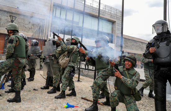 قوات الجيش تطلق الغاز المسيل للدموع