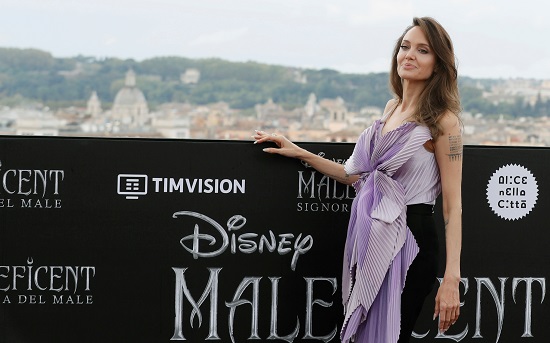 انجلينا جولى بإطلالة كلاسيكية خلال عرض فيلمها Maleficent 2 (4)