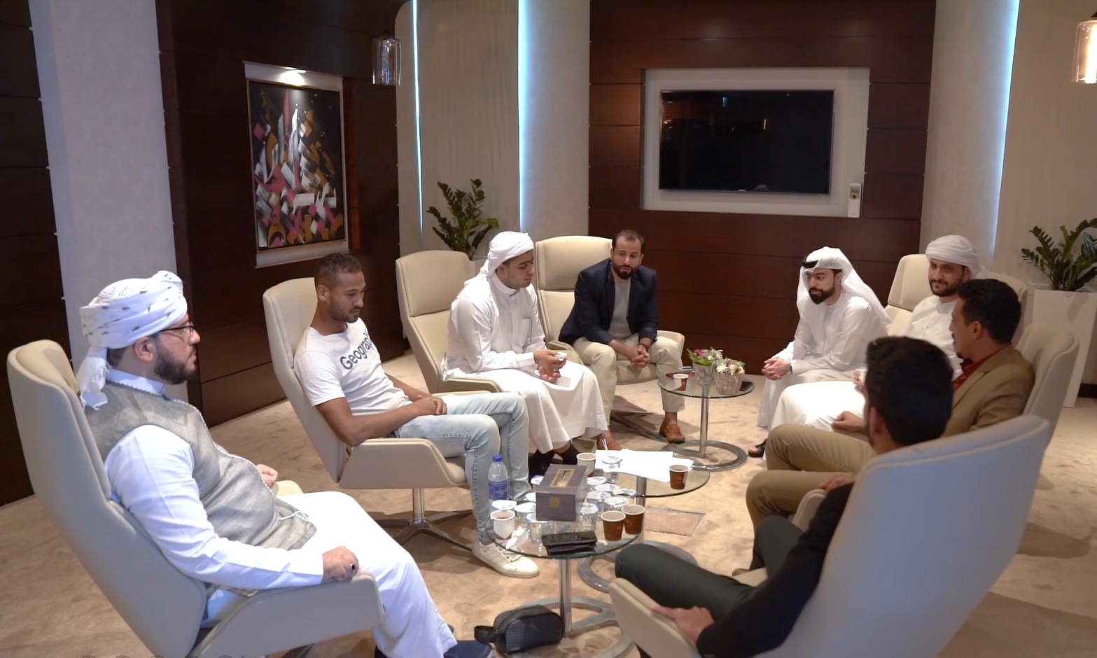 لجنة التحكيم ومشاركين من تجارب الأداء في الإمارات