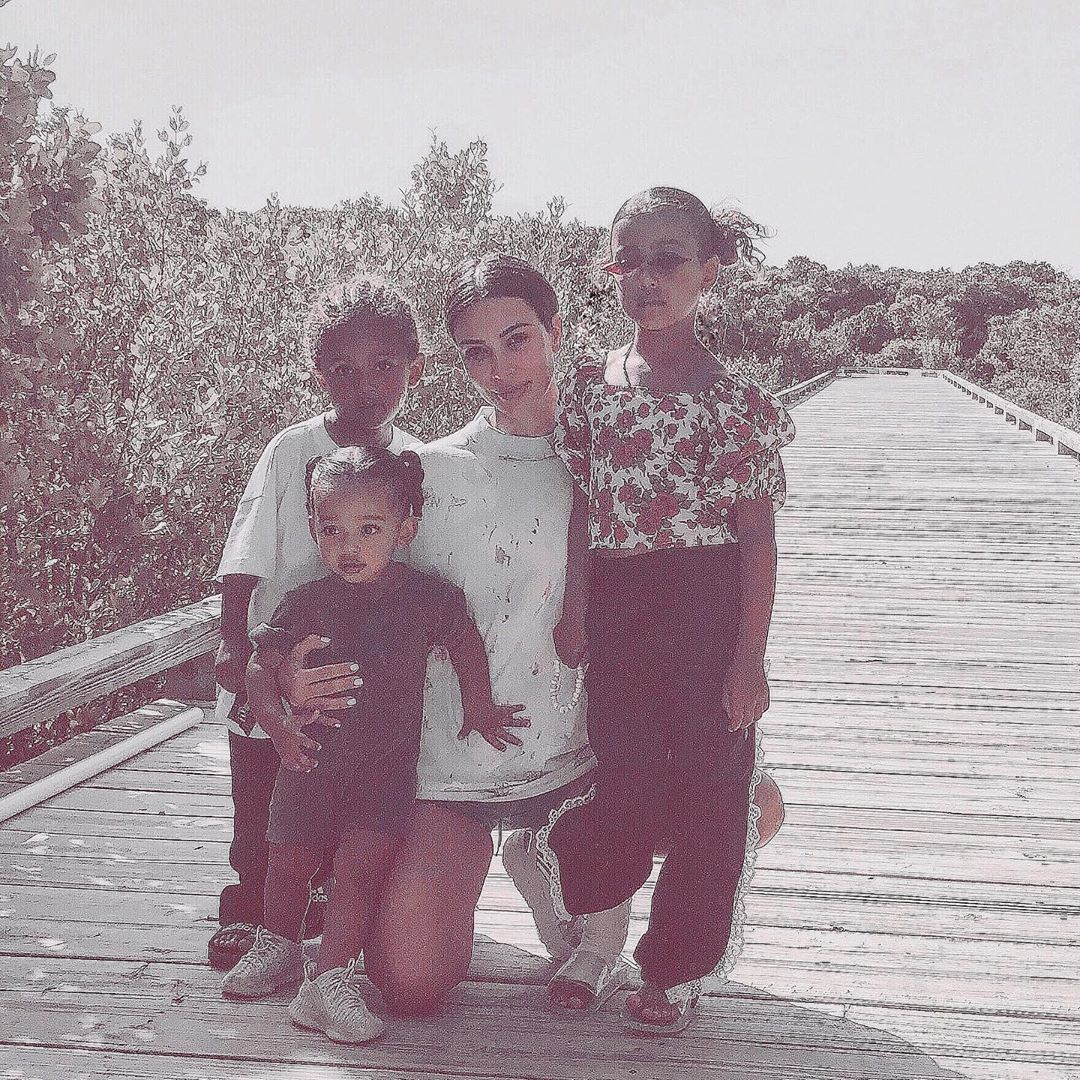 صورة كيم مع ثلاثة من أطفالها
