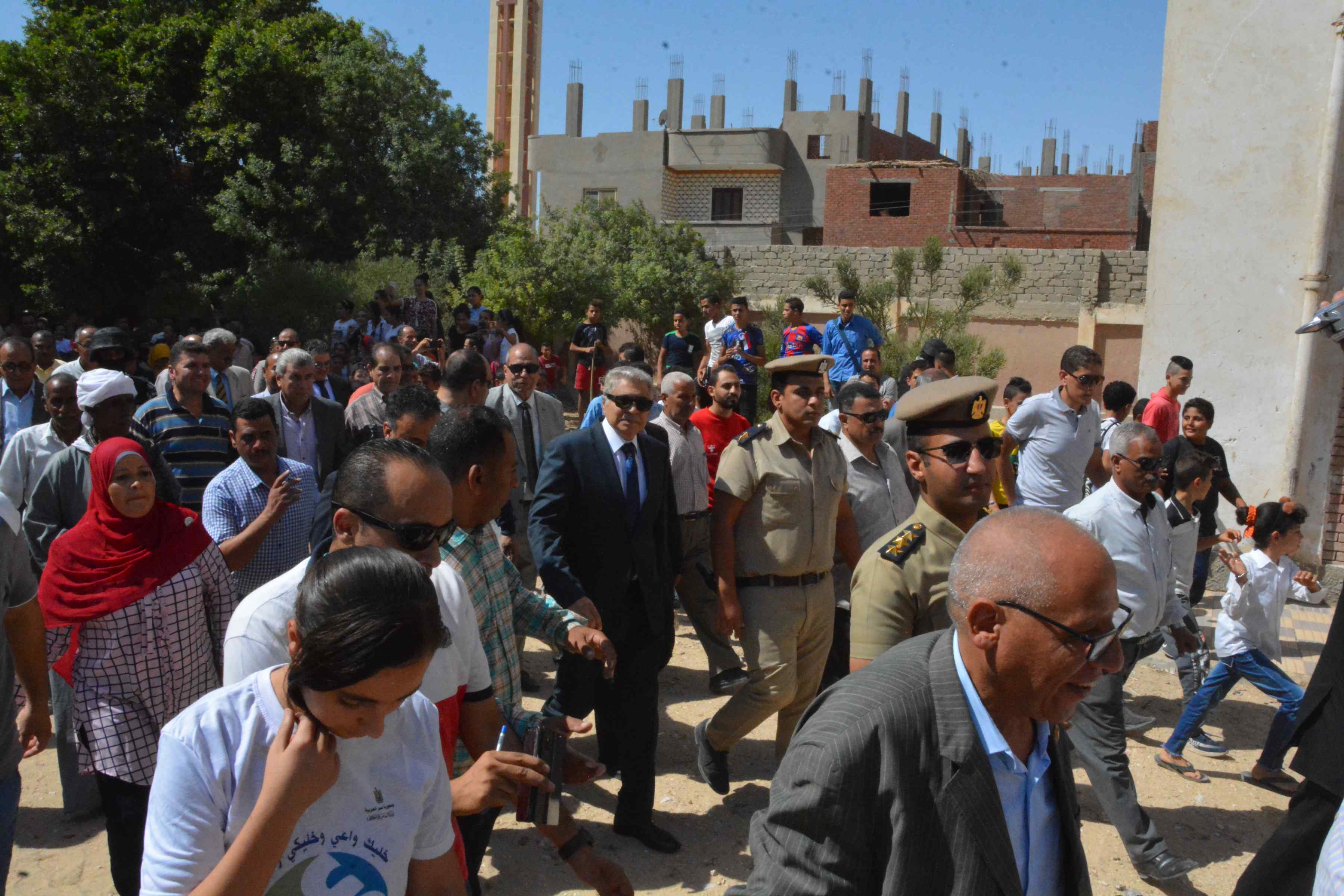 محافظ المنيا يتابع فعاليات برنامج تعزيز المواطنة بدير أبو حنس بملوى (6)