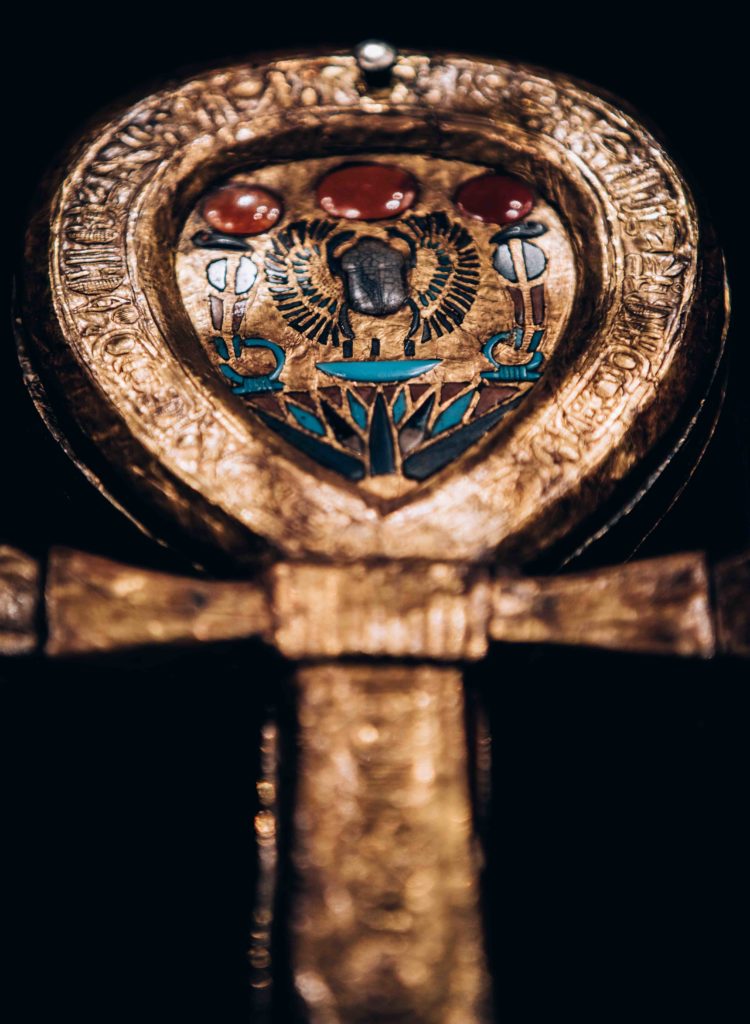 صندوق مرآة مذهب خشبي على شكل عنخ ، مرصع بالزجاج الأزرق والعقيق