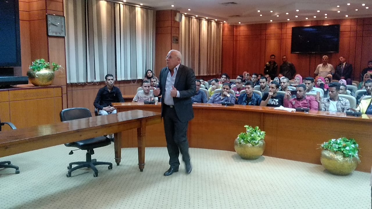 لقاء محافظ بورسعيد مع عدد من الشباب (4)