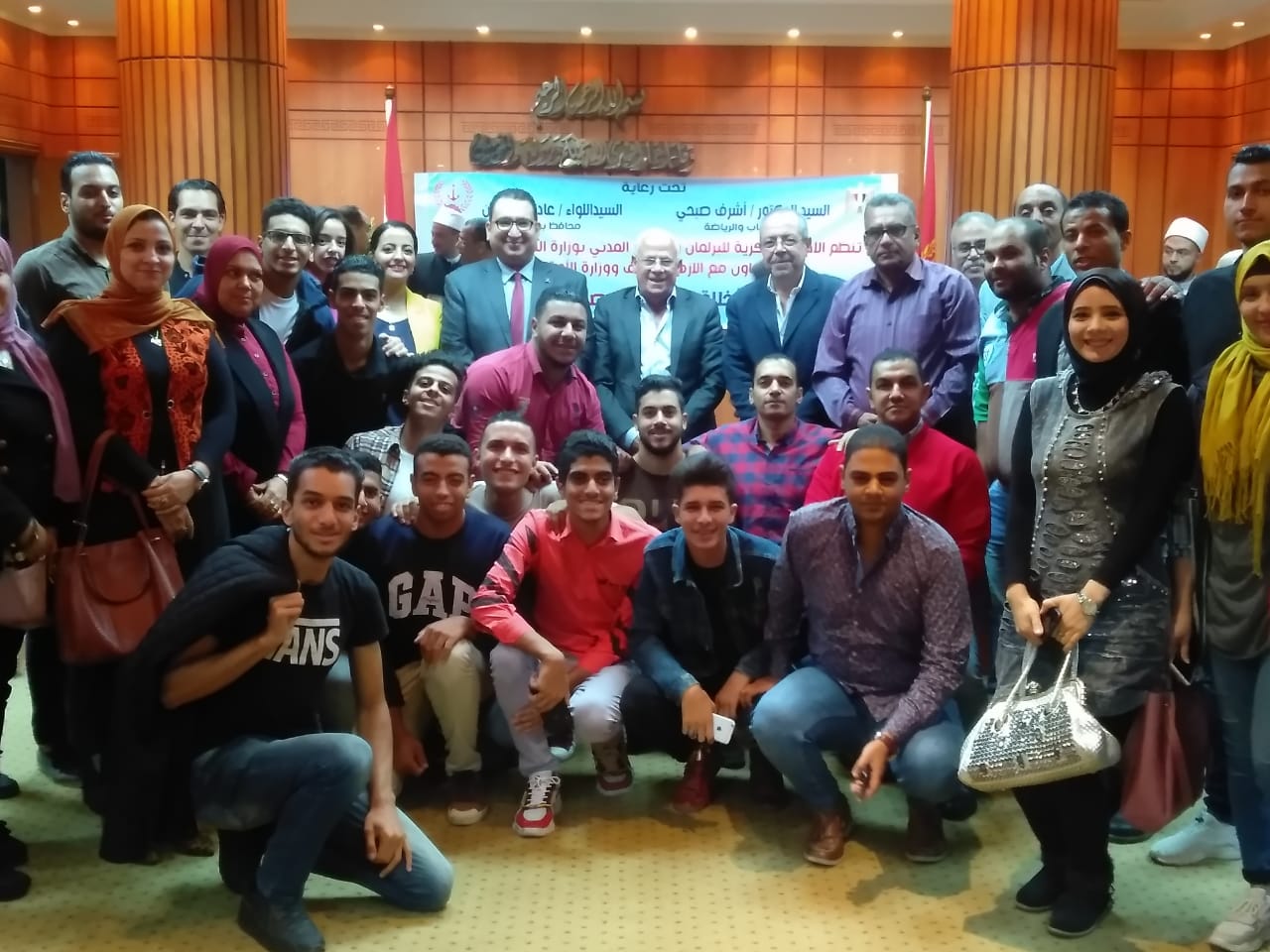 لقاء محافظ بورسعيد مع عدد من الشباب (5)