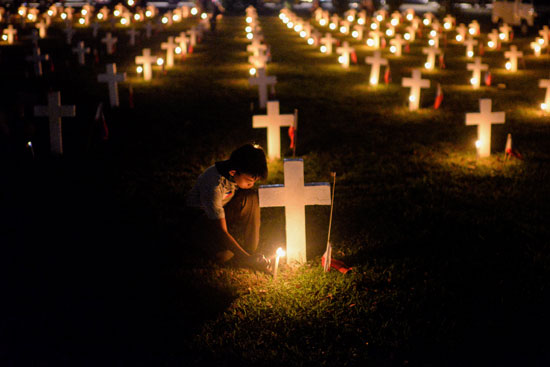 إشعال الشموع لإحياء يوم الأموات فى كرواتيا