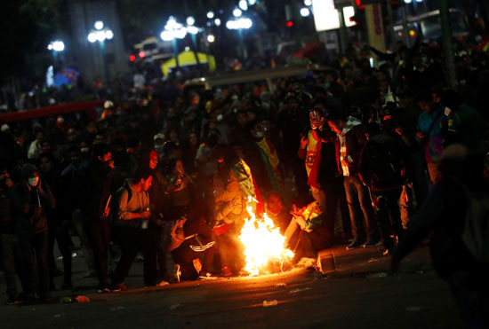 المحتجين يشعلون النار فى الشوارع