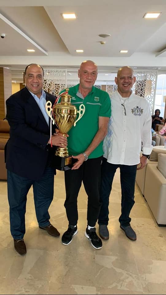 محمد مصيلحى يحمل كأس البطولة العربية للسلة