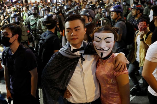 فتاة ترتدى اقنعة فانديتا فى مظاهرات هونج كونج