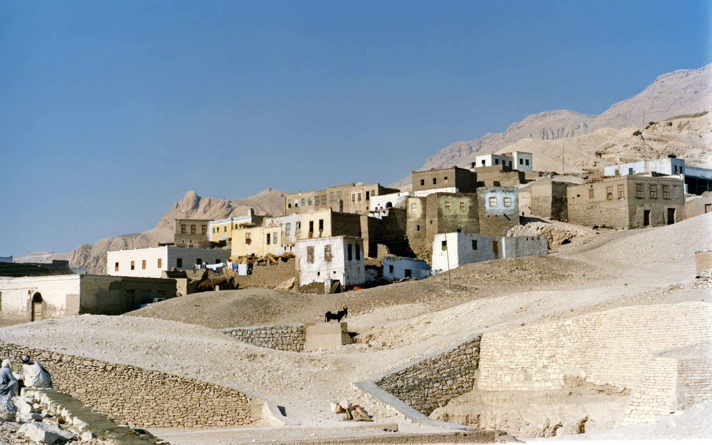 قرية القرنة