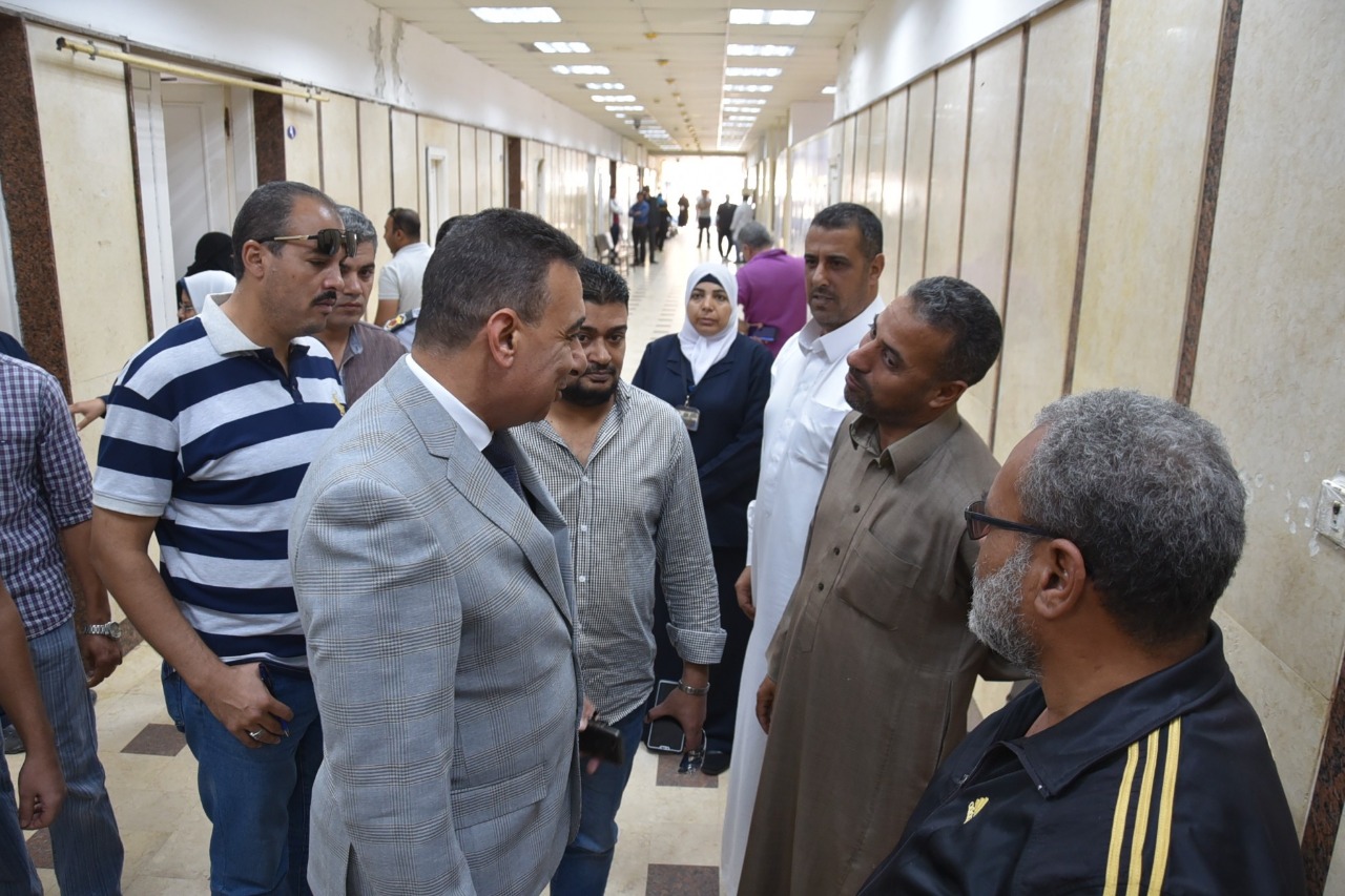 سكرتير عام محافظة مطروح يتفقد العمل ويراجع دفاتر الحضور بالمستشفى العام (1)