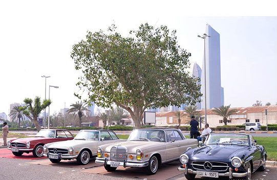 سيارات متنوعة كلاسيكية فى معرض الكويت