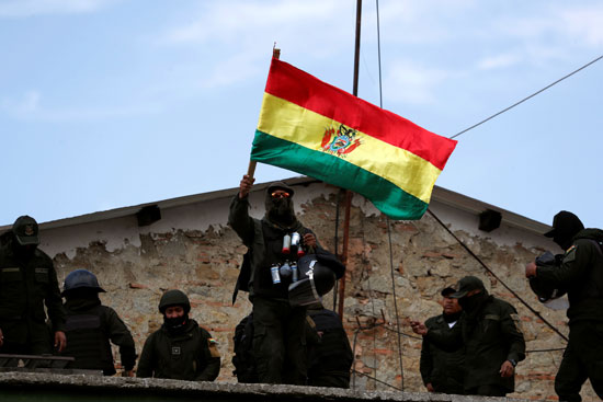 متظاهرون يرفعون علم بوليفيا
