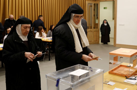 راهبتان تدليان بصوتيهما فى الانتخابات التشريعية