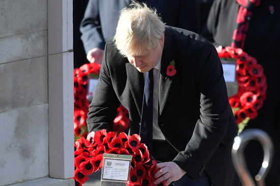 رئيس الوزراء البريطانى يضع إكليل من الزهور على النصب التذكارى