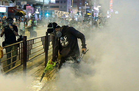 المحتجون يحاولون الصمود وسط الغاز المسيل للدموع