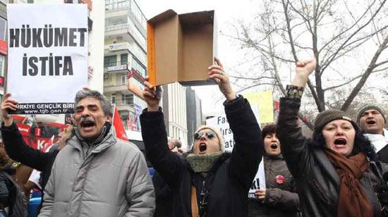 1120191012245910-تظاهرات-ضد-اردوغان-بصناديق-الأحذية-الفارغة