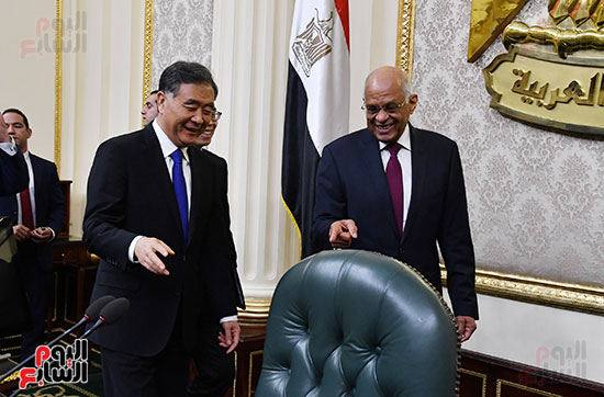 على عبد العال و وانج يانج داخل القاعة العامة بمجلس النواب المصرى