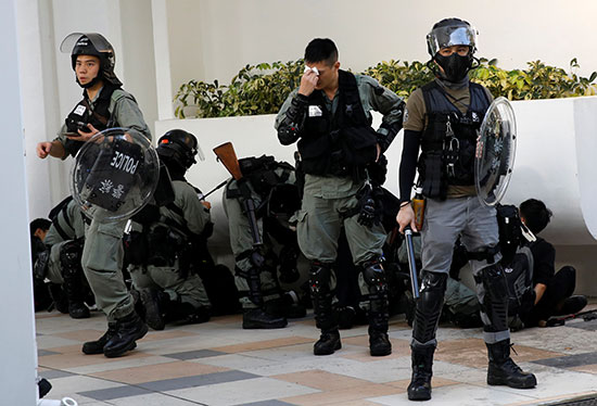 أفراد قوات الأمن خلال محاولات فض الإحتجاجات