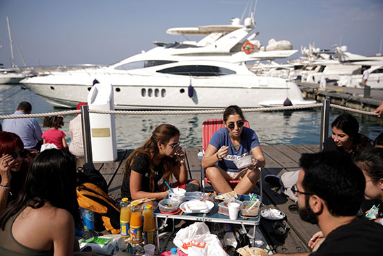 محتجون خلال تناول وجبة الإفطار فى بيروت