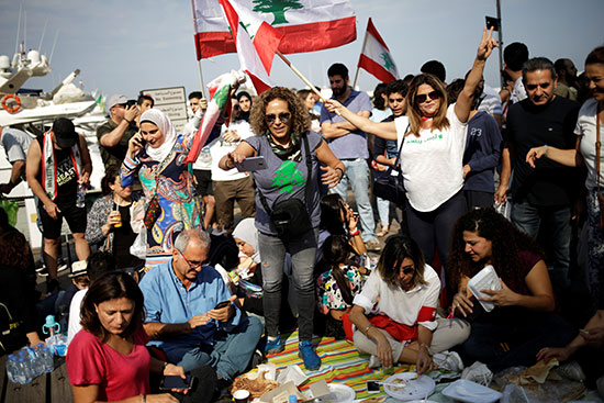 هتافات ضد الحكومة اللبنانية فى احتجاج بيروت