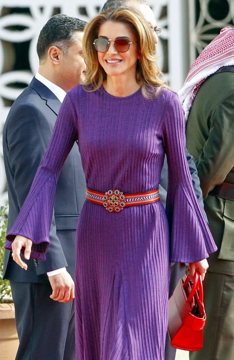 الملكة رانيا بفستان بنفسجى