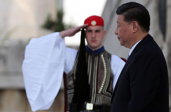 الرئيس-الصينى-خلال-زيارة-قبر-الجندى-المجهول-فى-أثينا