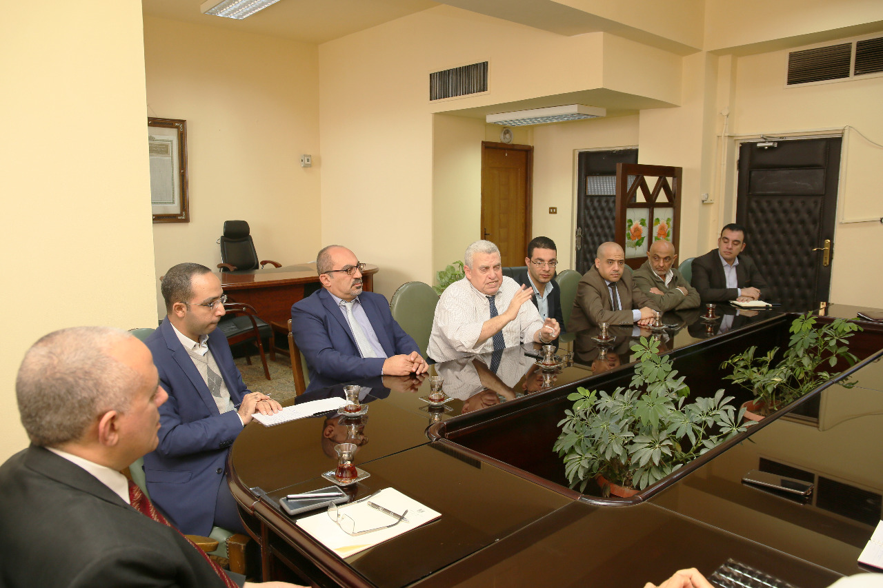 اجتماع وزير الرى بـالمعنيين بدراسة تحديث الامكانات والسحب الامن للخزانات الجوفية بمصر  (3)