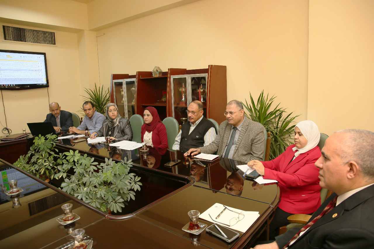 اجتماع وزير الرى بـالمعنيين بدراسة تحديث الامكانات والسحب الامن للخزانات الجوفية بمصر  (2)